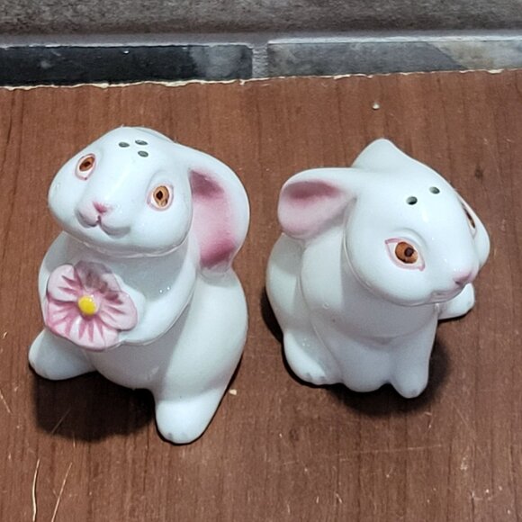 Avon Ceramic White Bunny Rabbit Salt and Pepper Shaker Set 1983 - Picture 12 of 13